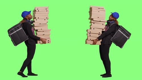 Junger Erwachsener liefert großen Stapel mit Pizzaschachteln als Lebensmittelkurier