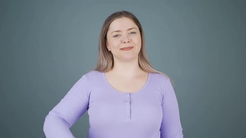 Junge Frau zeigt Geist in die Kamera.