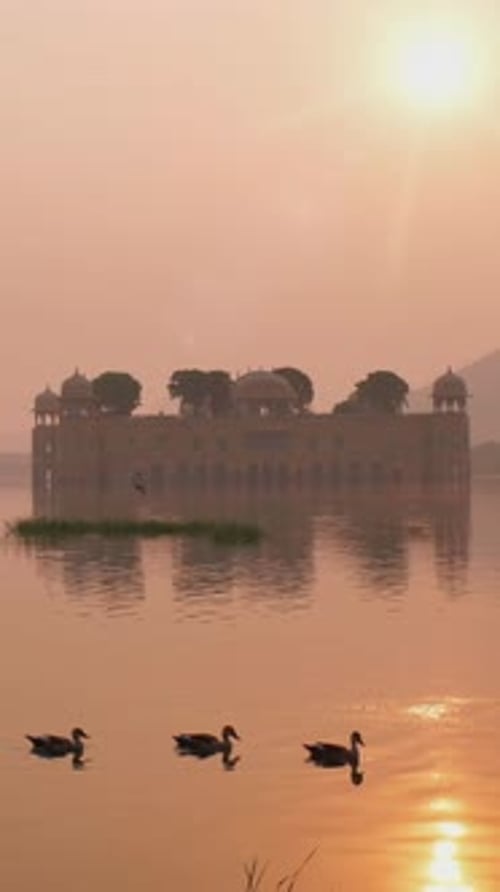 Matin tranquille au palais aquatique de Jal Mahal au lever du soleil à Jaipur, Rajasthan, Inde