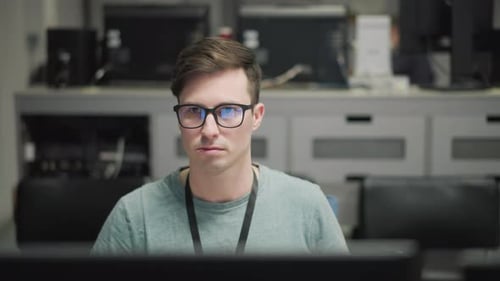 Profesional especializado que trabaja con varios monitores en un entorno de oficina