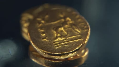 Goldmünzen, altes arabisches Geld auf einem um 360 Grad drehbaren Ständer. 4K-Bewegung, geschmeidige Bewegung