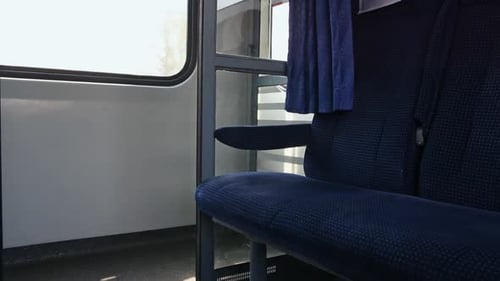 À l'intérieur d'un train en marche, siège passager bleu vide dans le compartiment en gros plan