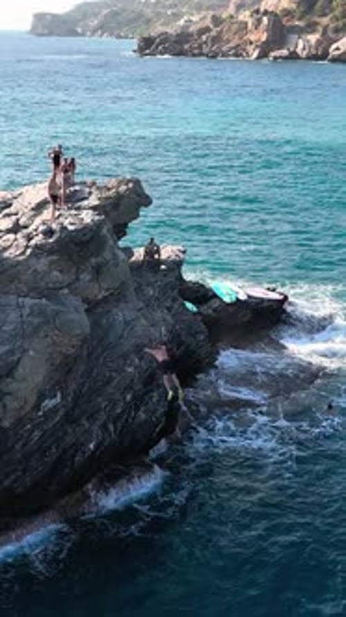 Vertikales Video Atemberaubende Klippen und klares Wasser unterstreichen das mediterrane SUP-Festival mit