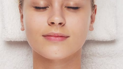 Frau lässt sich vom Therapeuten massieren und lässt sich im Spa Healthcare massieren