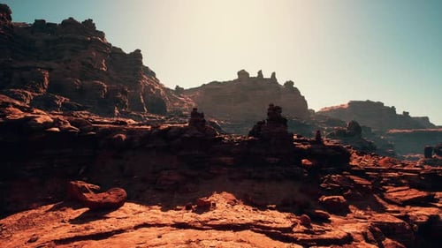 Un paysage rocheux avec une montagne en arrière-plan
