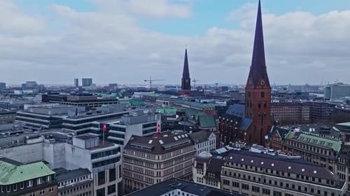 Vista aérea que revela la Iglesia de San Pedro y la Iglesia de Santiago en segundo plano
