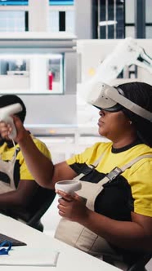 Technicien en vidéo photovoltaïque verticale utilisant un casque VR pour assembler des cellules solaires numériques