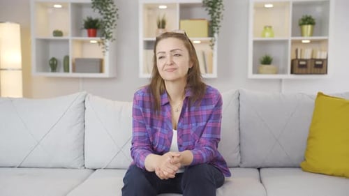 Mujer pensando en recuerdos felices.