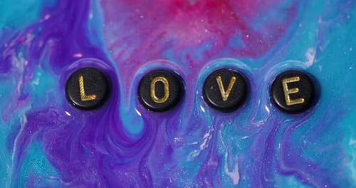 Love Word Paint Spill Glitter Water Emotion-Buchstabe