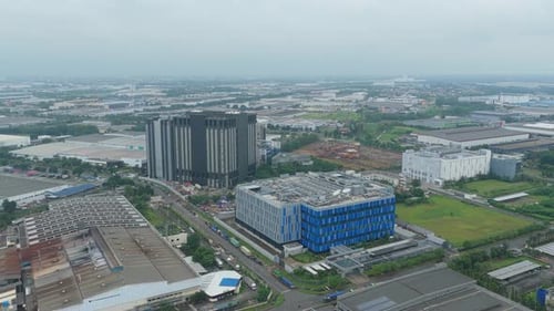 Luftaufnahme der Außenansicht einer Cloud-Computing-Anlage mit Kühlsystemen, Indonesien