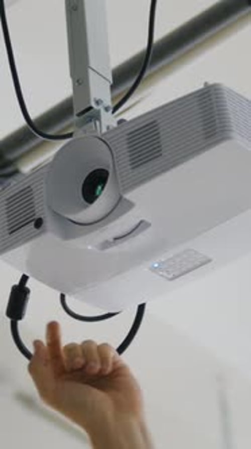 Einschalten des Projektors an der Decke mit der Hand