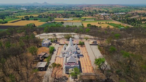 Vue par drone de Shree Vindhyavaasini Devi Mandir Sansthan à Dindori Nashik par une belle journée ensoleillée