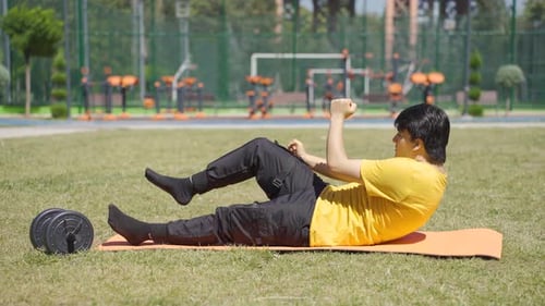 Junger Mann, der einen gesunden Körper will, treibt Sport. Bewegung und Fitness.