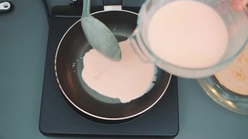 Farbigen Teig in eine Pfanne gießen