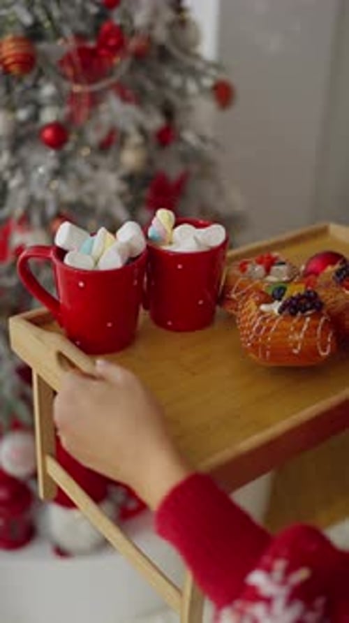 Le petit-déjeuner sucré du Nouvel An est servi sur un plateau