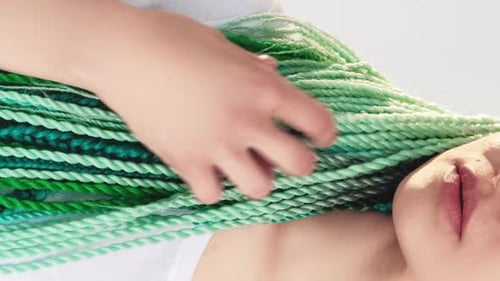 Coiffure brillante pour femme avec dreads ethniques verticaux