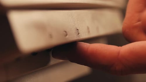 Человек, работающий и играющий на компьютере в стиле ретро, ИТ-инженер с винтажным компьютером дома, используя старый