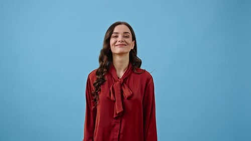 Une femme souriante montre un signe d'accord démontrant son soutien