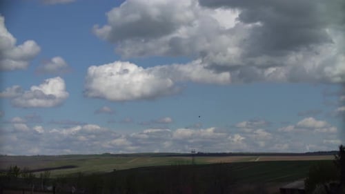 Zeitraffervideo von Wolken über der grünen Wiese. Ländliche Szene