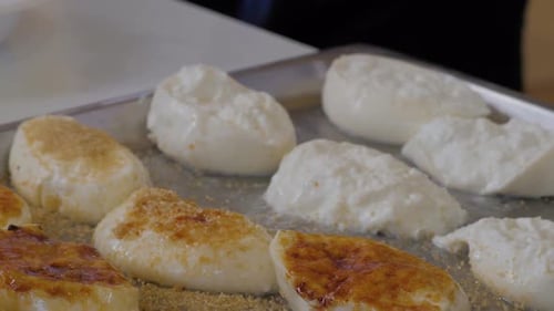 Un primer plano de la comida callejera tradicional indonesia Uli Bakar Sticky Rice Food