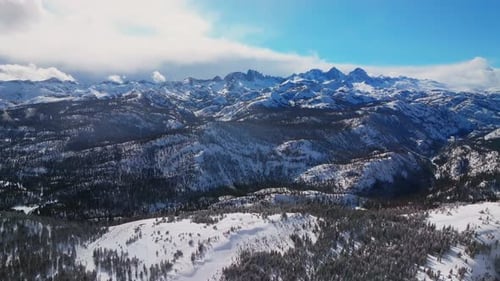 Minaretes, picos escarpados e imponentes, Summit Vista, paisaje panorámico, avión no tripulado, invierno, Mammoth Mountain.