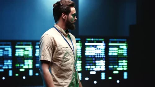 Ingenieur überprüft Datenspeichersysteme für Unternehmens-Workloads mit Elektronik