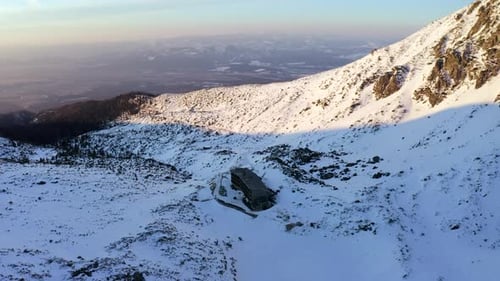 Zumbido aéreo de las montañas del Alto Tatra en invierno en Eslovaquia