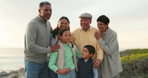 Naturaleza, amor o una gran familia juntos y una sonrisa feliz en vacaciones, viajes, libertad