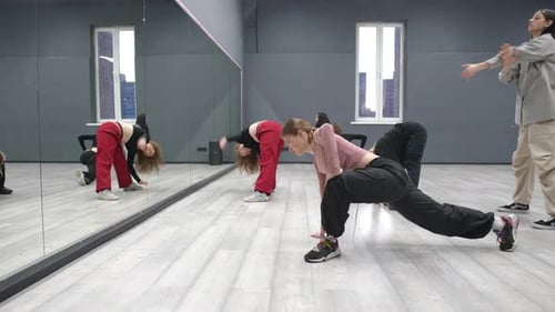 Girls Dancing Group Exercise Group Warmup Classes Before Dancing Six Girls Standing in Front of the