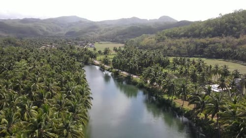 Vue aérienne d'une grande rivière dans le district de Pacitan, Java oriental, Indonésie. Qui est pris en sandwich entre
