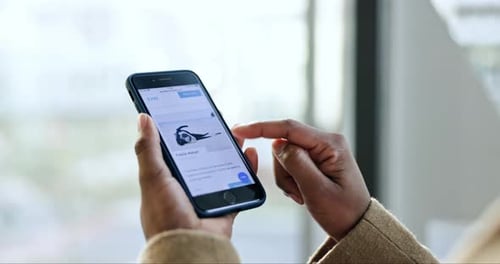 Homme d'affaires, parchemin ou mains avec téléphone pour le commerce électronique, les réseaux sociaux ou un site Web numérique sur Internet