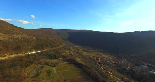 Vue panoramique sur la colline de Crni Kal avec des plantes et des rochers à Kopper, en Slovénie