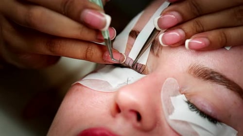Cuidado profissional especializado em sobrancelhas, cílios artificiais, volume e forma