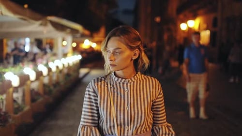 Portrait Gesicht Ernsthafte schöne junge Frau, schaut nachts in die Kamera, Stadt, Mädchen, Straße, Mode, weiblich