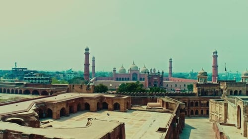 Mesquita Badshahi em Lahore: grandeza em uma tarde quente (vista de drone)