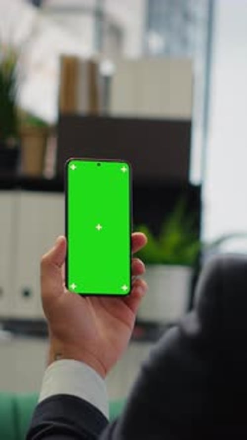 Un CEO Estratégico de Vídeo Vertical en una Entorno Corporativa Global sostiene una exhibición de maquetas