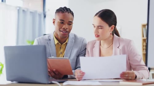 Ordinateur portable, diversité et collaboration entre les gens d'affaires, communication ou travail d'équipe sur le flux de travail
