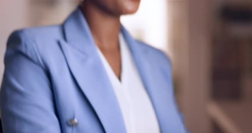 Чернокожая женщина, аналитика или работа над компьютерным планированием, творческие исследования