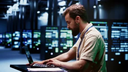 Informatiker bereitet Disaster Recovery-Plan für Serverkontinuität vor
