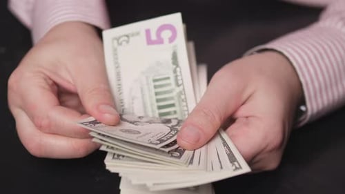 Contando dinheiro, gerenciando transações comerciais de forma eficaz e estratégias financeiras