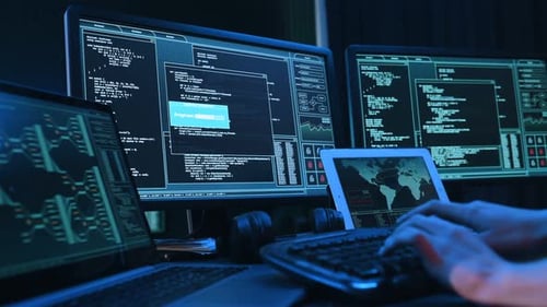 Nahaufnahme, Tippen. Junge professionelle Hackerin ist am Computer drinnen