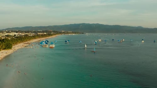 Tropischer Strand und Segelboote Boracay Philippinen