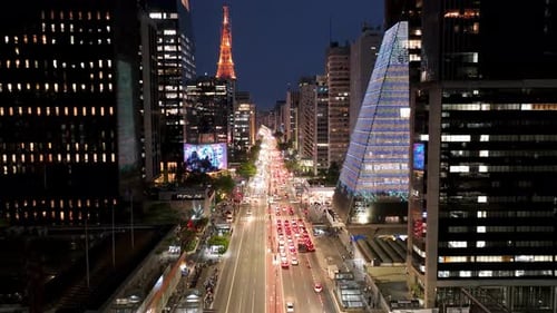 Paisagem urbana noturna da Avenida Paulista, no centro de São Paulo, Brasil.