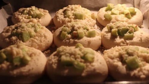 Bollos de ruibarbo horneados en el horno Timelapse