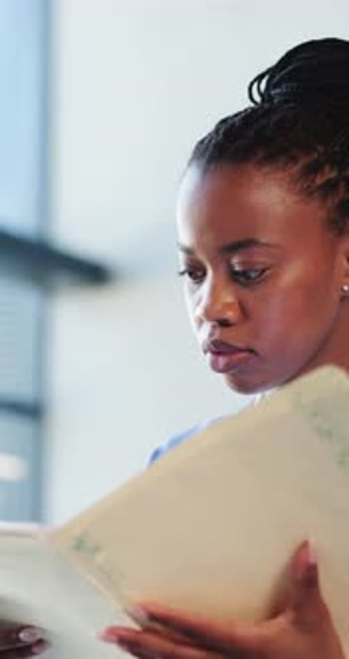 Documents, infirmière et recherche sur une femme noire hospitalisée pour des raisons de santé