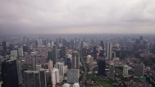 Dia ensolarado da cidade de Jacarta: Rua de tráfego principal da cidade de Jacarta, arranha-céus, construção, panorama aéreo