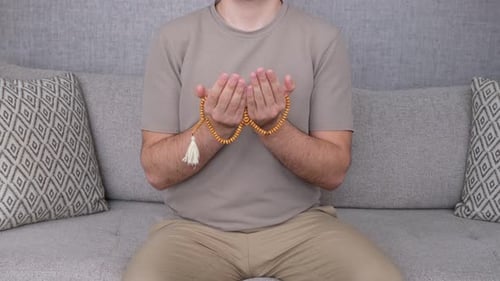 Muslim betet im Ramadan