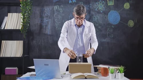 Der Wissenschaftler führt Experimente durch, indem er sich die Elementtabelle ansieht.