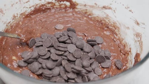 Chips zum Kuchenteig hinzufügen