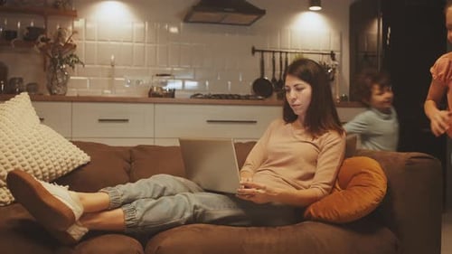 Mamá multitarea que equilibra el trabajo y los hijos